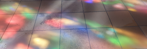 Reflexionen durch ein buntes Kirchenfenster