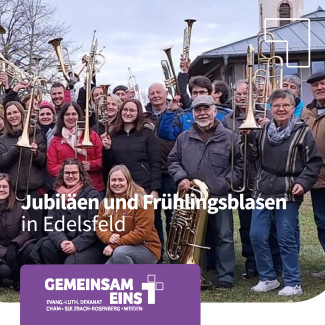 Posaunenbläser heben ihre Instrumente zum Bläsergruß