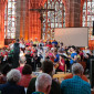Die fast 60 Sängerinnen und sänger der Bayreuther Kantorei St.  Georgen konzentrieren sich in der festlich illuminierten Lorenzkirche auf den Komponisten und Dirigenten Michael Lippert, klug begleitet von Dekanatskantor Gerd Hennecke am Harmonium (rechts)